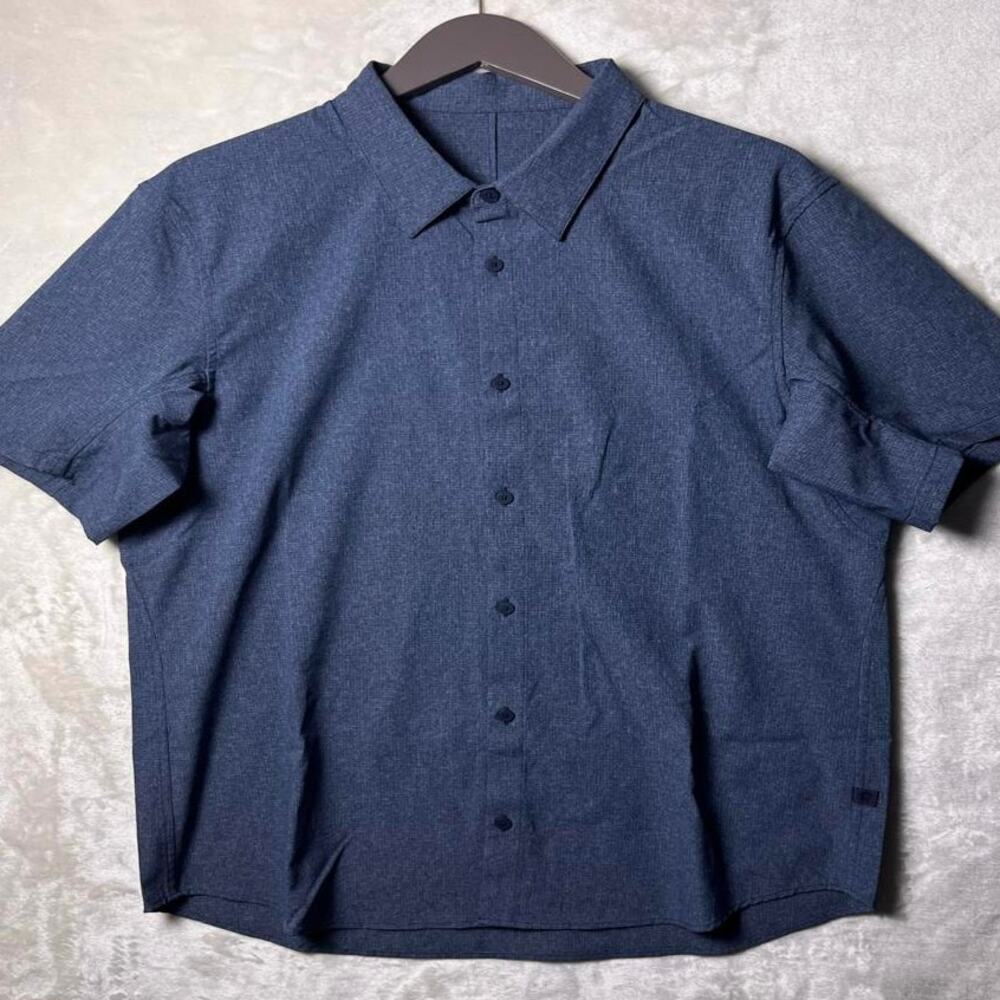 Lululemon Commission Short Sleeve Button Up Shirt Men's L Blue Casual Flex Top